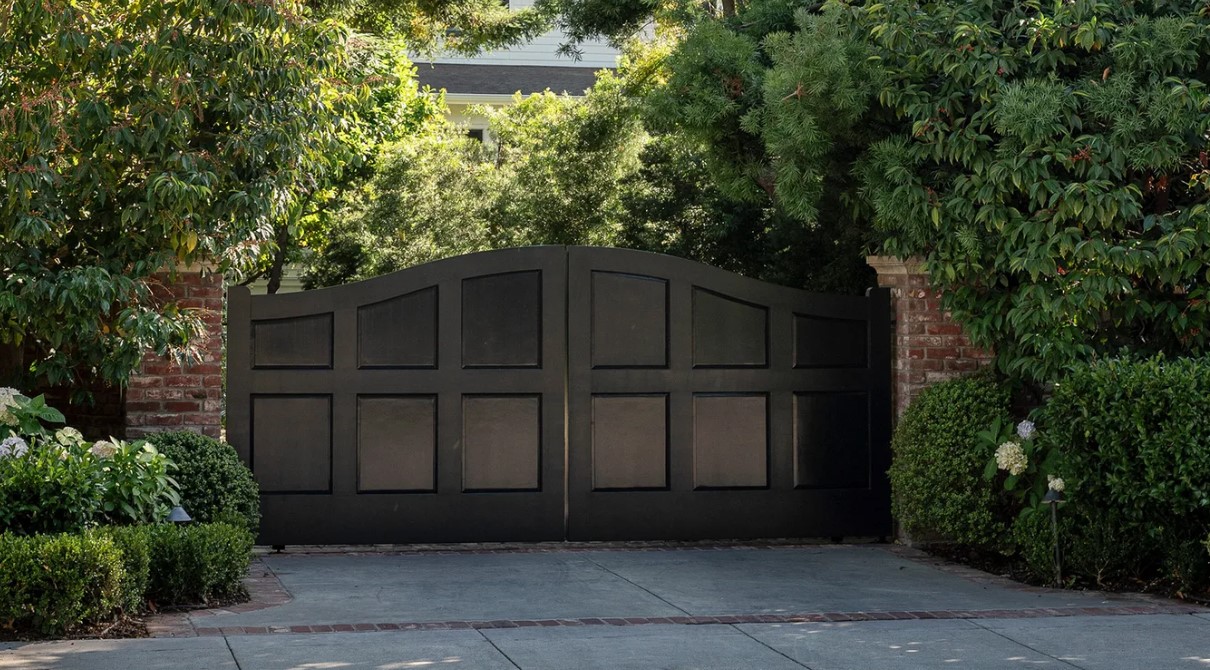 Zuckerberg Palo Alto compound school dispute